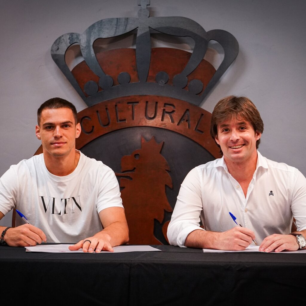 Daniel Paraschiv la semnarea contractului cu Leonesa / Facebook Leonesa